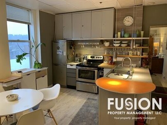 Building Photo - 7th Floor Furnished Studio - Heat Included