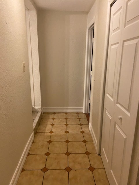 En el pasillo a la derecha se encuentra el baño con bañera. - 4360 SW 2nd Ter