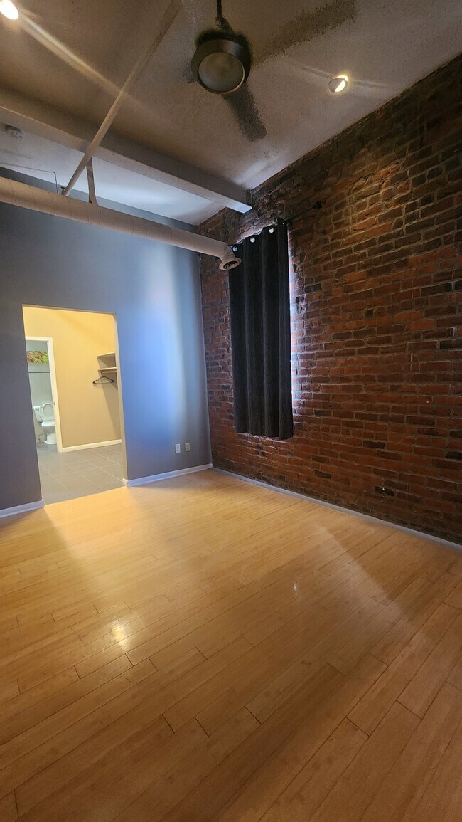 Building Photo - 1211 Howard St