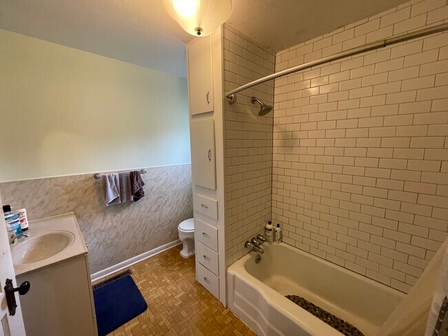 Full Bathroom - 318 Peterson St
