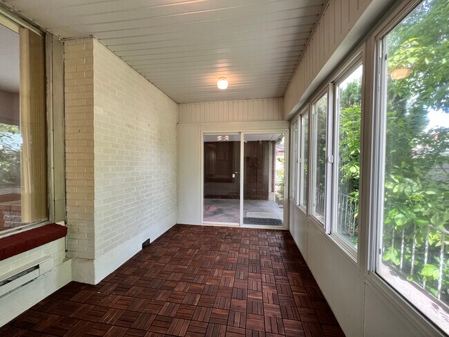 Foto del edificio - 1870 E Hillcrest Ave