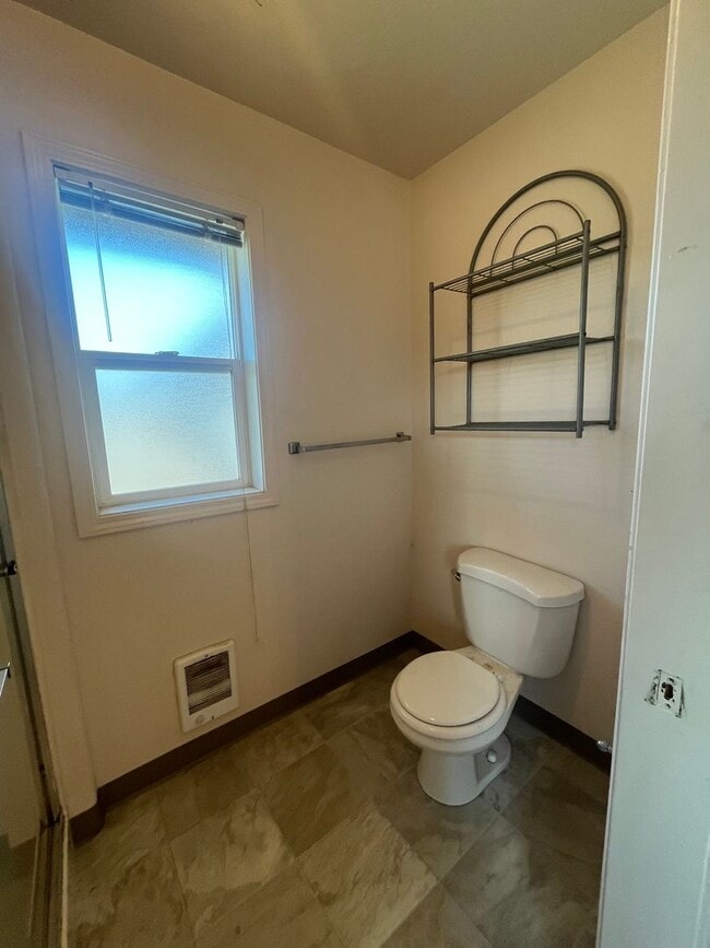 Building Photo - 1-bedroom 1-Bathroom Duplex in Springfield