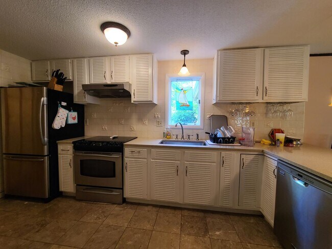 Foto del edificio - Fully Furnished 3-Bedroom Home – Pet Frien...