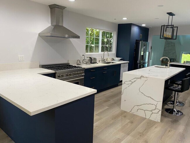 Cocina totalmente remodelada - 446 S Almont Dr