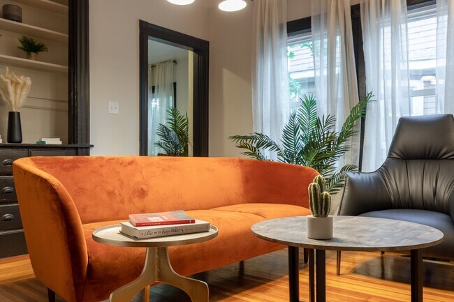 Building Photo - Queen room in 5-bed/2.0-bath Home