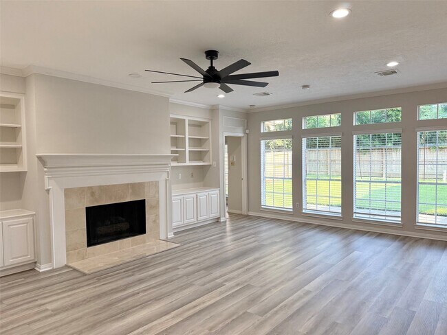 Foto del edificio - 4226 Roaring Rapids Dr