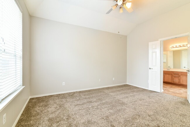 Foto del edificio - 8715 Elm Drake Ln