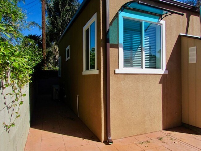 Foto del edificio - 2bed/1 bath ADU--NEW--Private with wrap around patio/yard Washer/Dryer included!