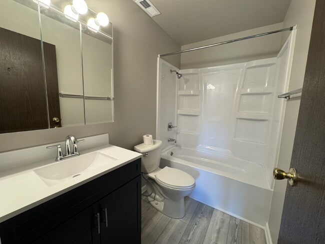 Building Photo - 1 bed, 1 bath condo