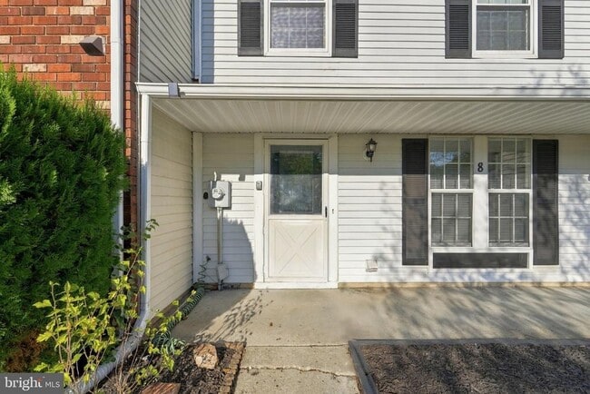 Building Photo - 8 Victoria Manor Ct