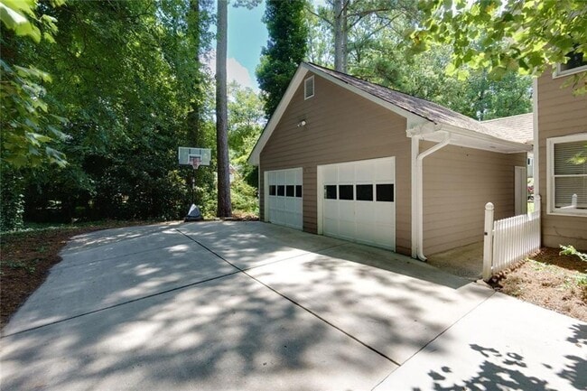 Building Photo - 1200 Mitsy Forest Dr NE