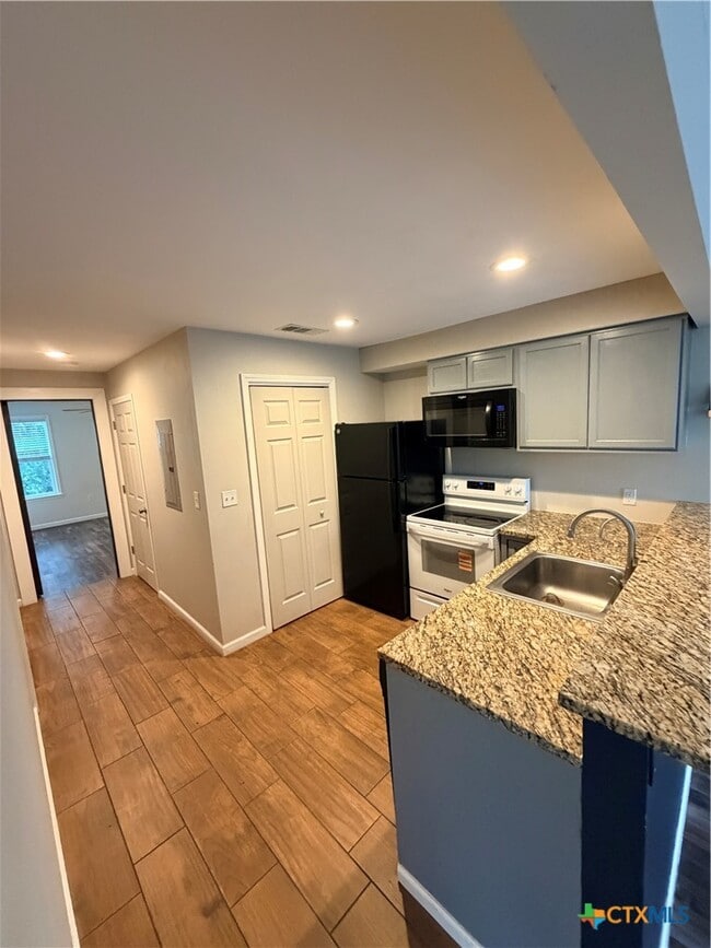 Building Photo - 1537 Post Rd