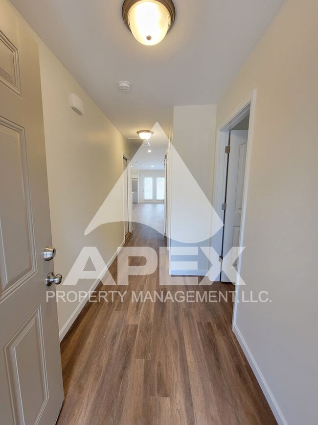 Building Photo - 2Bd/2 Ba Single Level Condo w/1-Car Garage...