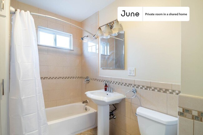 Foto del edificio - Room in Shared 7 bed/2 bath home