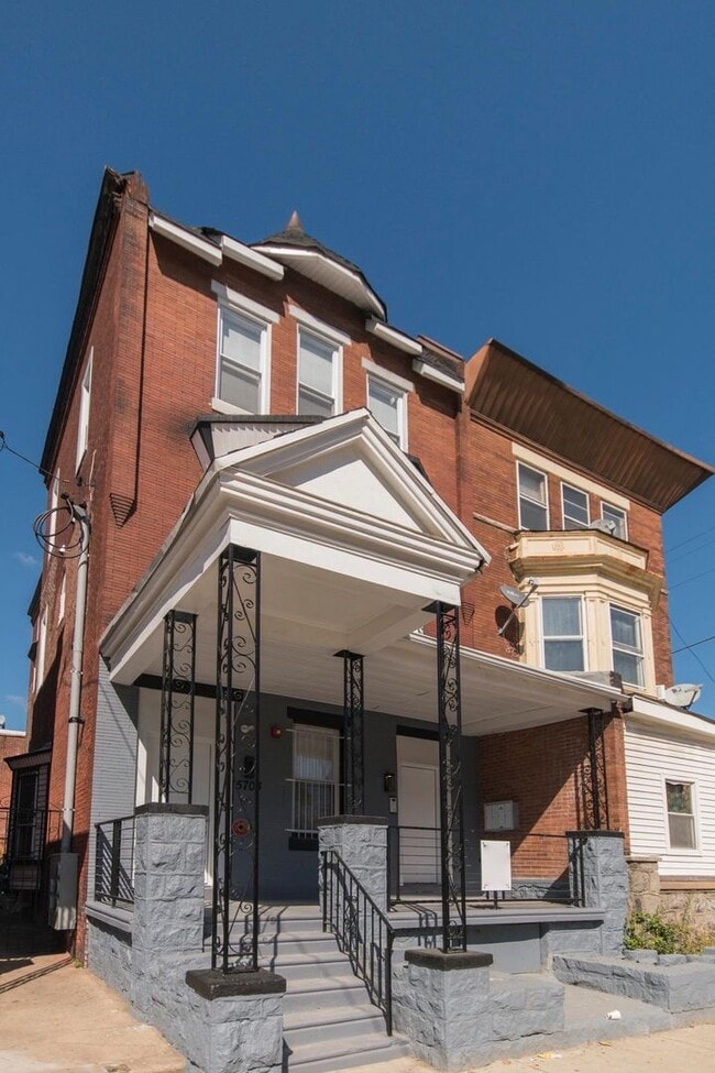 Photo - Modern & Renovated apartment with in-unit washer & dryer