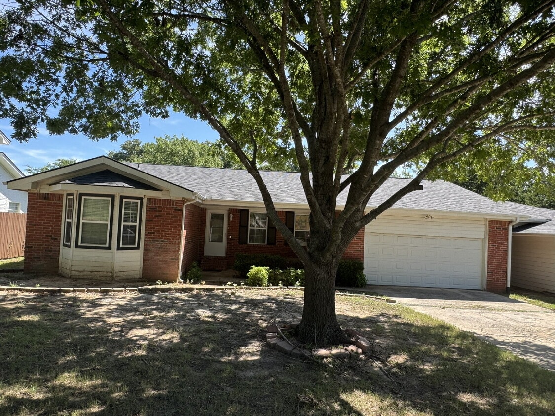 Primary Photo - Amazing 3 bedroom 2 bath with great backya...