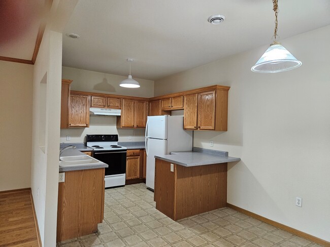 Kitchen - 1728 Birchwood St