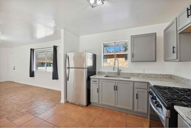 Building Photo - 810 Zachry Dr