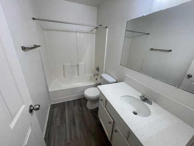 Building Photo - NEWLY RENOVATED!  4+2 HOUSE