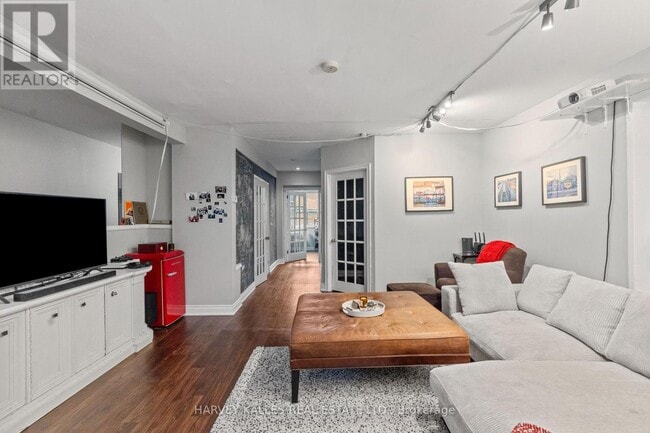 Building Photo - 888 College St