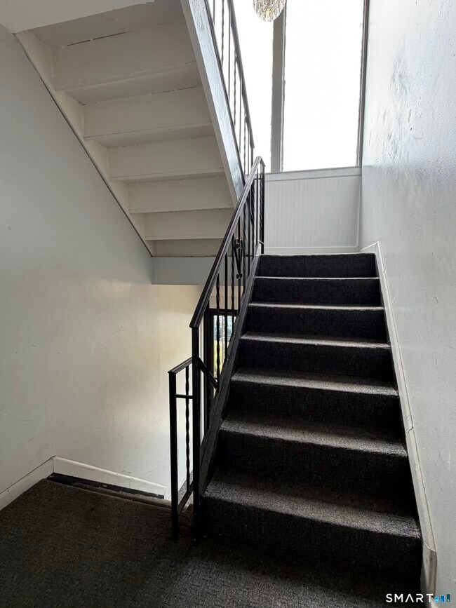 Building Photo - 179 Elm St