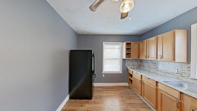 Building Photo - 13 Whitman St