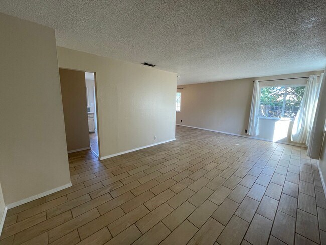 Foto del edificio - Charming 3-Bedroom Home with Fresh Interio...