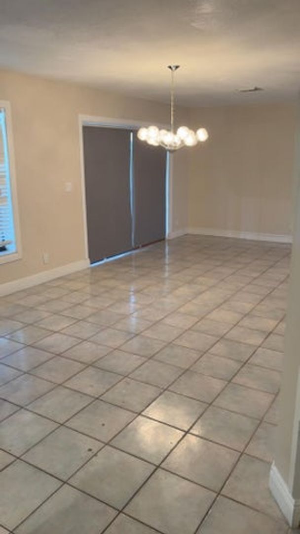 Foto del edificio - 5855-5855 Northpointe Ln