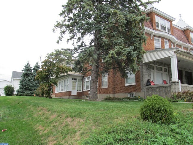 Building Photo - 147 E Main St
