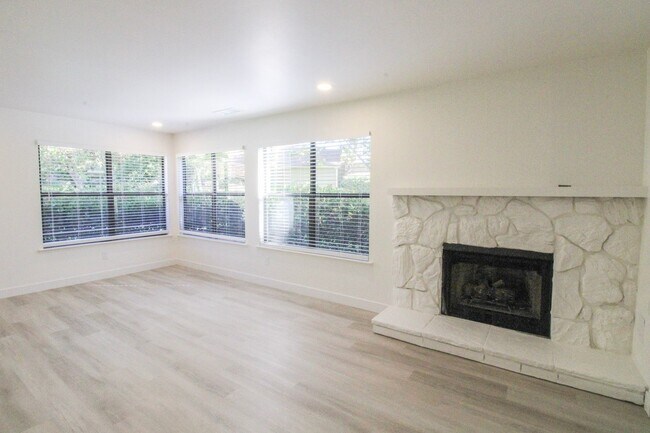 Foto del edificio - 2 Bed, 2 Bath Townhome in San Luis Obispo!