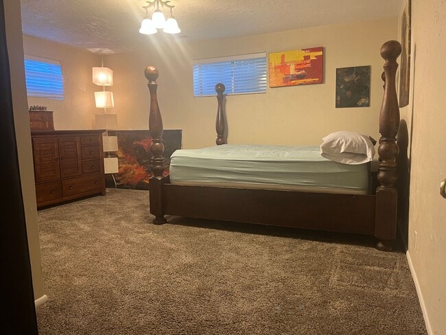 Building Photo - 2 Bedroom 1 Bathroom Basement Apartment