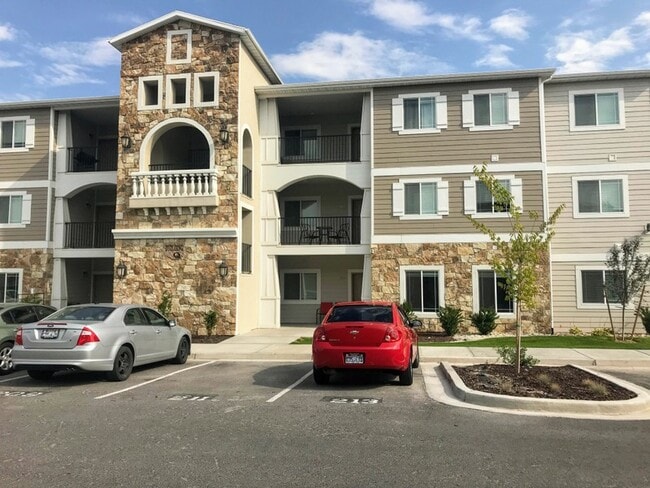 Building Photo - 213 W Ridge Rd