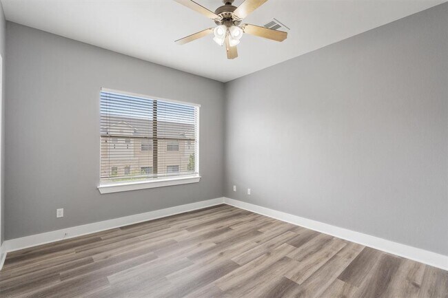 Foto del edificio - 13420 Lyndhurst St