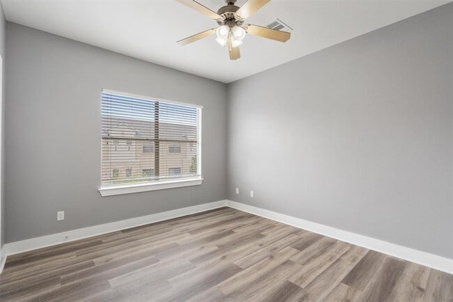 Building Photo - 13420 Lyndhurst St