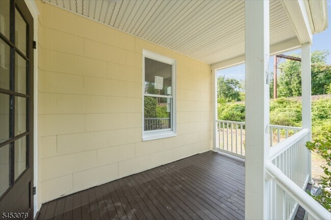 Foto del edificio - 37 Bowers Ln