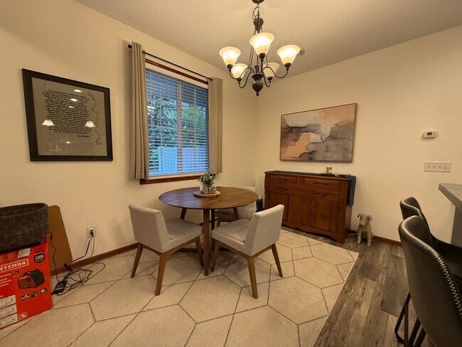 Foto del edificio - Great 3BR/2BA End Unit Elk River Townhome Available June!