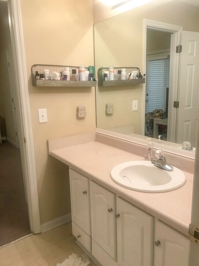 Foto del edificio - Residential House Available Soon!