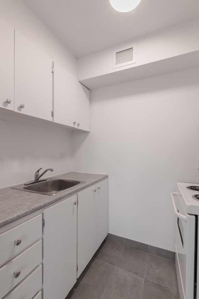 Building Photo - 1975 Maisonneuve Blvd W