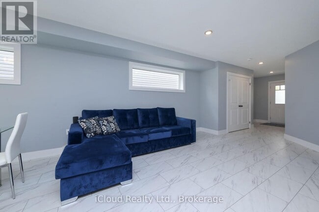 Building Photo - 18 Webb St