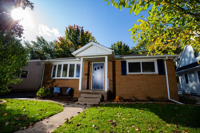 Building Photo - 1327 N Oak St