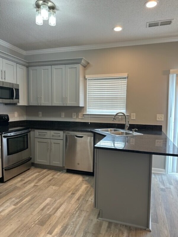 Building Photo - 302 Irvine Ct