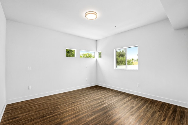 Foto del edificio - 2000 Lake Ave