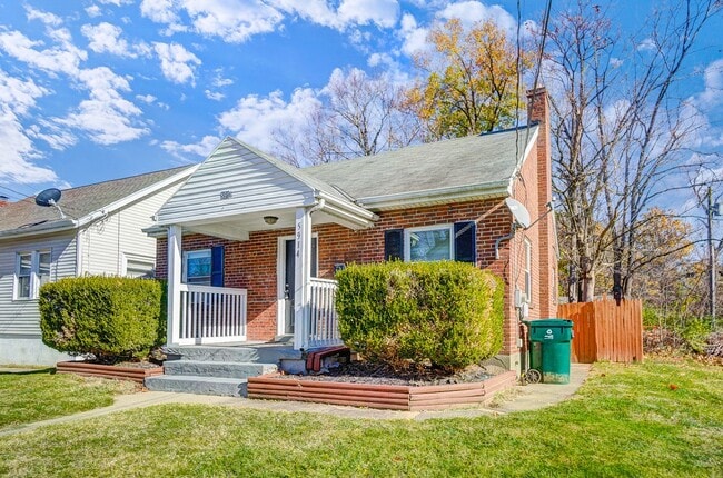 Building Photo - 5914 Lantana Ave