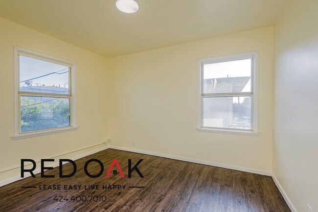 Foto del edificio - Recently Refinished, Airy and Bright Two B...