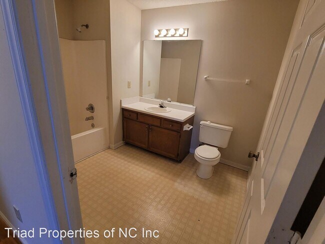 Building Photo - 2 br, 2 bath House - 7119 #C West Friendly...