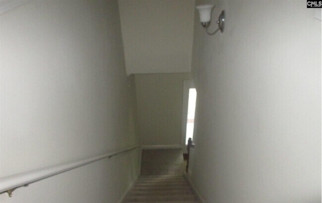 Building Photo - 242 Castlebury Dr