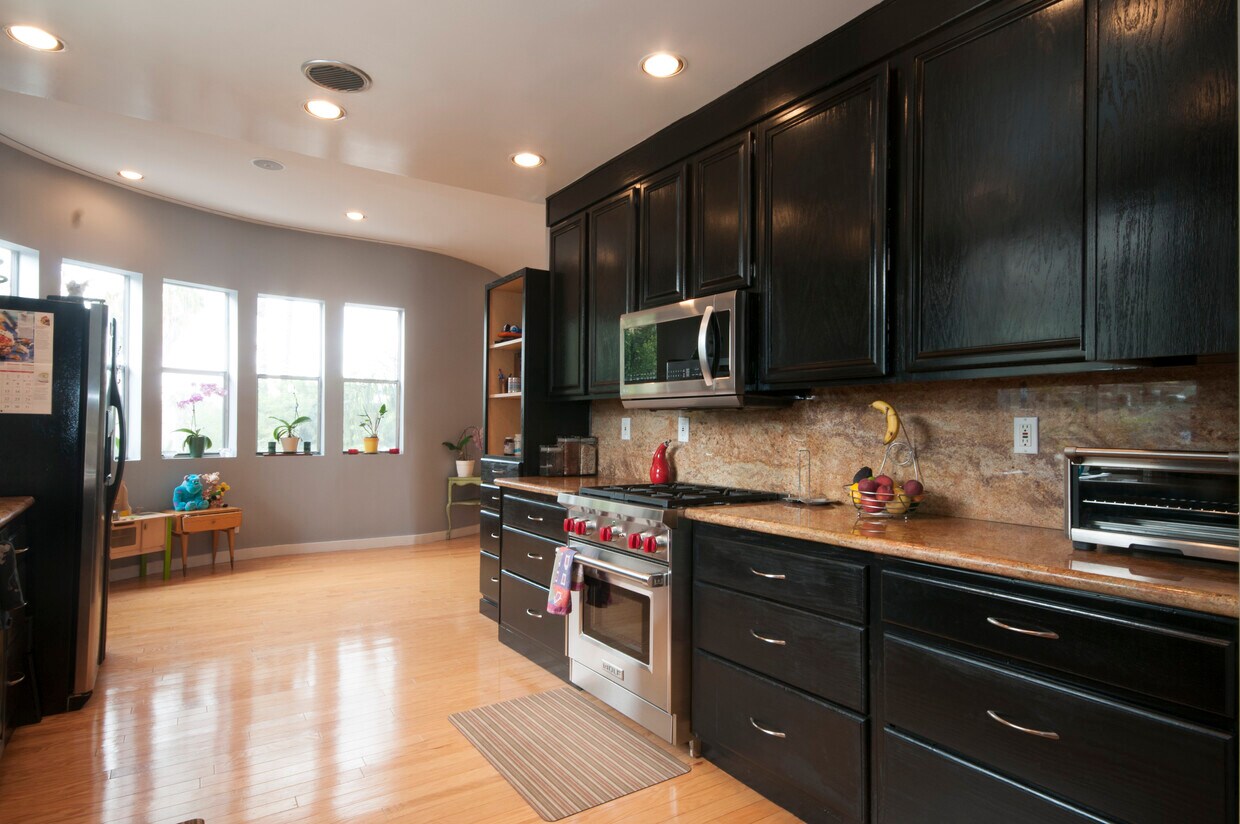 Foto principal - 7121 Hillside Ave