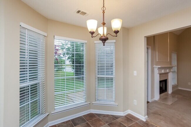 Building Photo - 384 Jasmine Dr