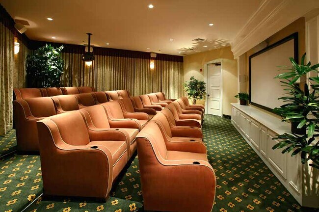 Películas gratis, todos los días. - 8240 Campbell Ct