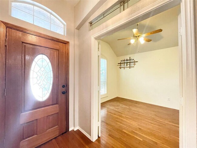 Building Photo - 2410 Shorecrest Dr